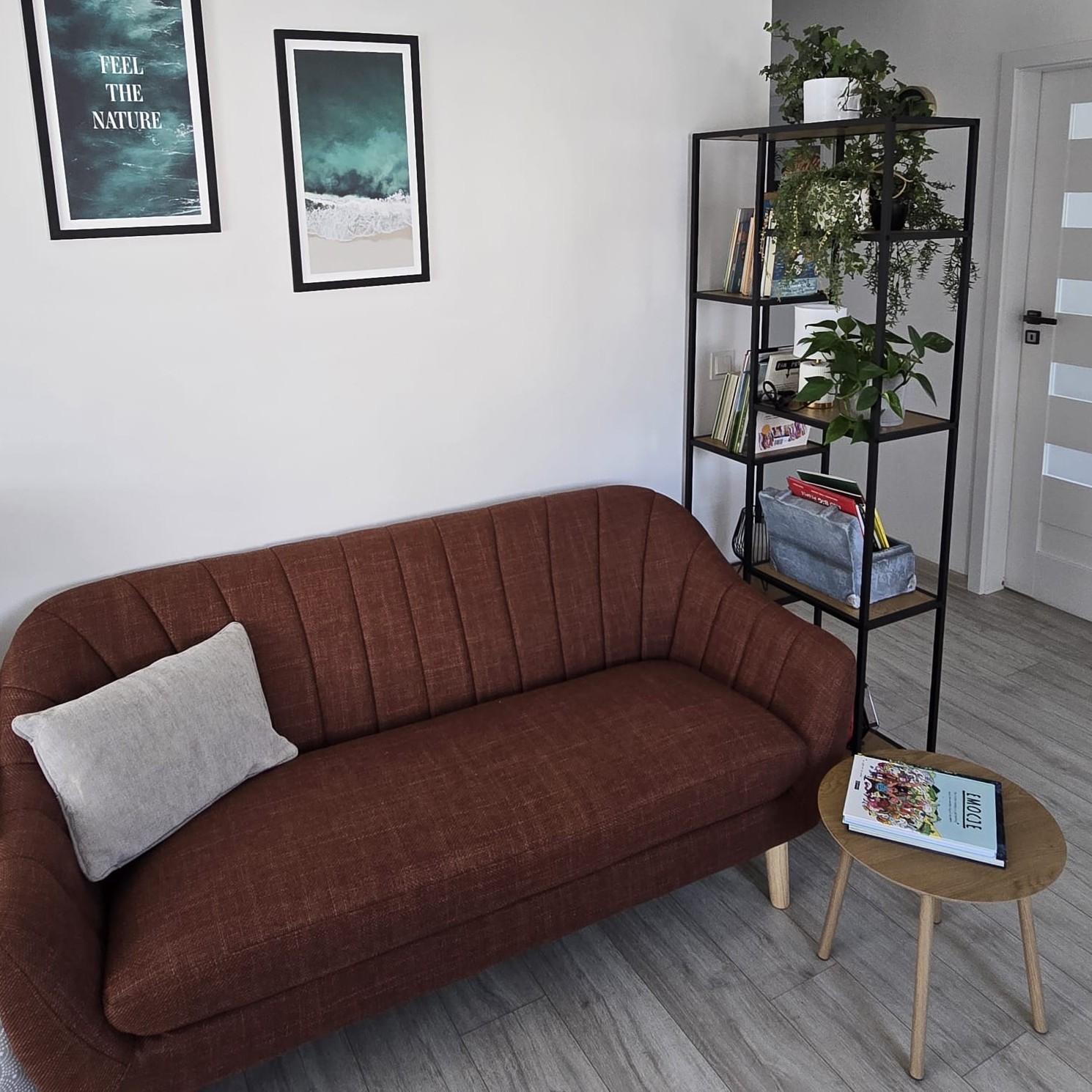 Gabinet psychologa Moniki Meyer — przytulne wnętrze z sofą i roślinami